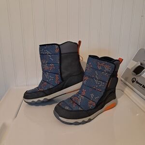 Merrell Free Roam Puffer Waterproof Snow Boots in a navy/multi colorway Size 4Y
